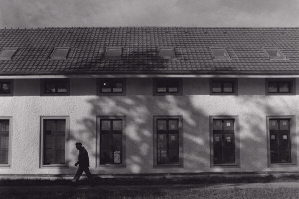 Analoges Bild, Laufender Mann vor der alten Weberei